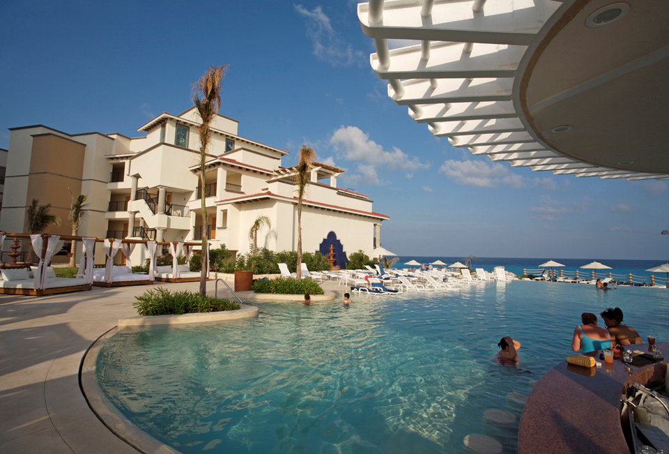 Alberca Premium del hotel Grand Park Royal Cancún Caribe